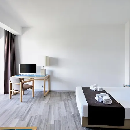 & Village Baia Di Conte Otel